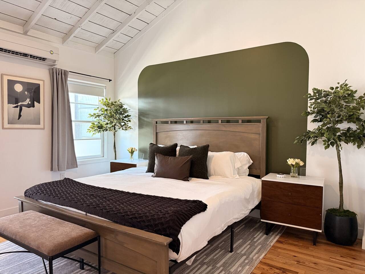 Bedroom 1 (king)